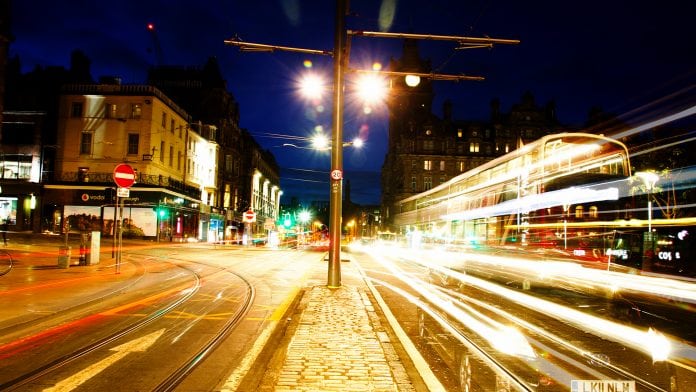 Đèn đường thông minh giúp tiết kiệm năng lượng hiệu quả tại Edinburgh, Anh